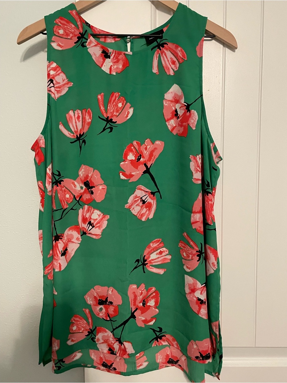 Who What Wear Green Sleeveless Floral Shell with Coral Pink Blooms